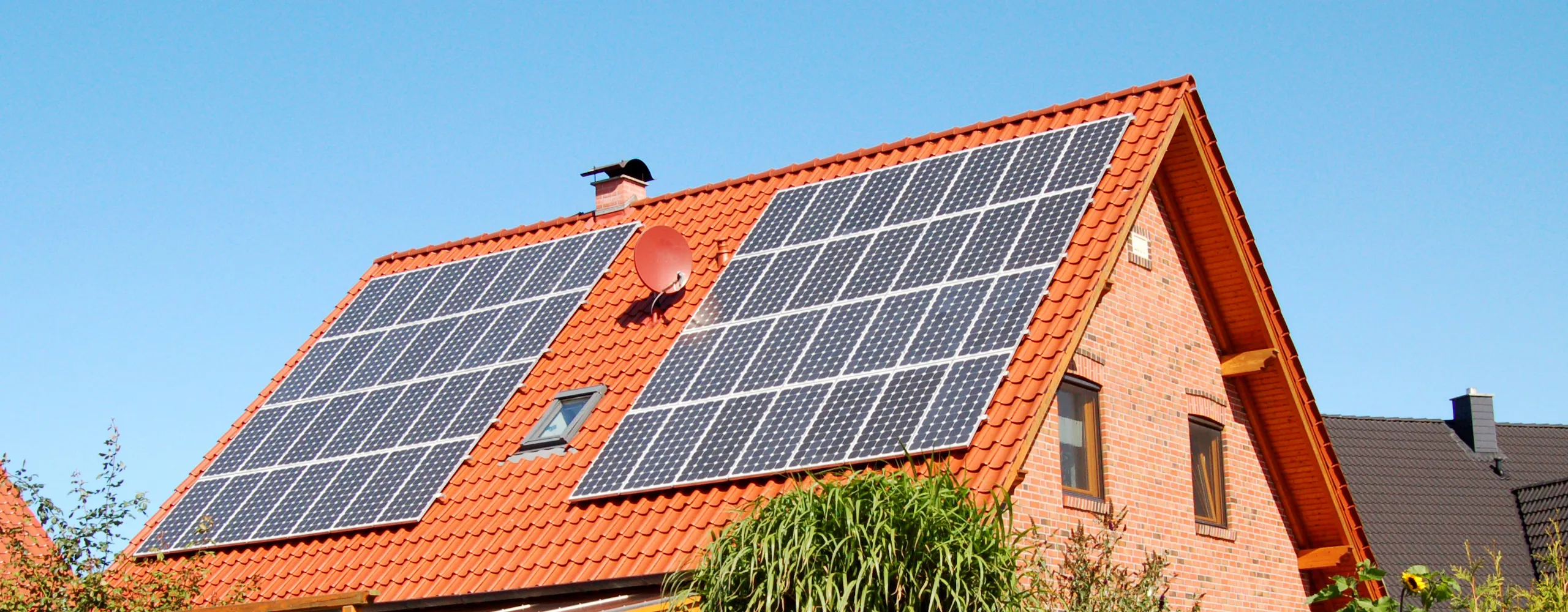 Haus eines Selbstversorgers mit Solarmodulen auf dem Dach.