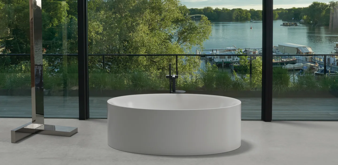 Badewanne BetteEve oval freihstehend in Weiß mit Blick auf einen See