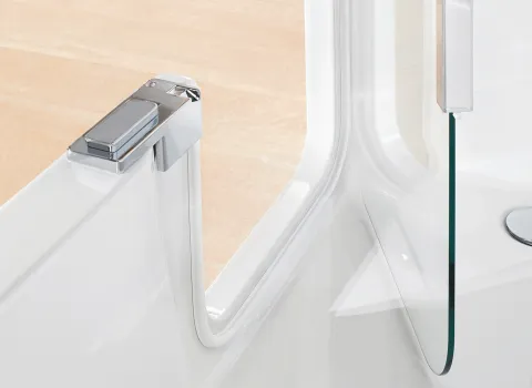 Tür der barrierearmen Dusch-Badewanne Twinline von Artweger.