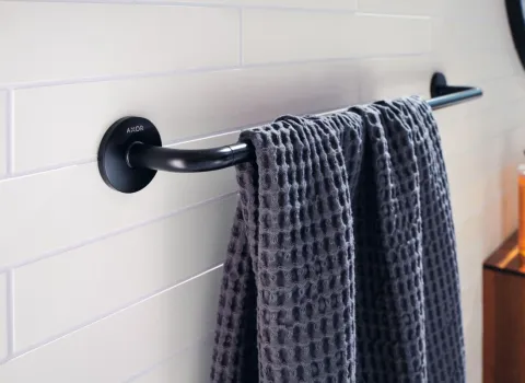 Dunkler Handtuchhalter der Premiummarke AXOR.