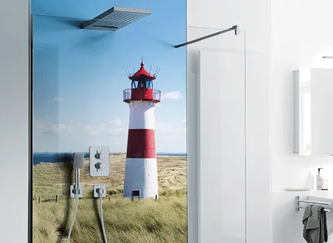 Eine Duschabtrennung ohne Tür mit RenoDeco Wandfläche.