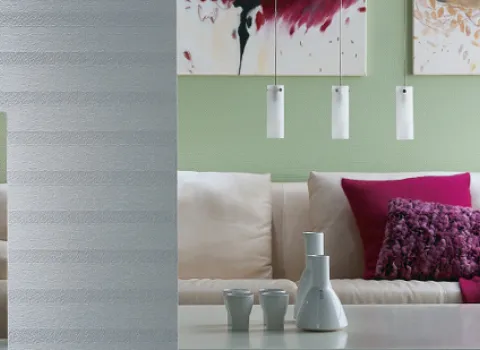 Wohnzimmer mit Gemälden und einem Sofa.