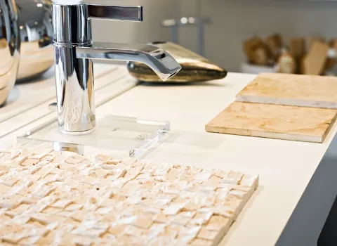 Materialcollage zur Veranschaulichung der Farben und Materialien in einer Badplanung. 