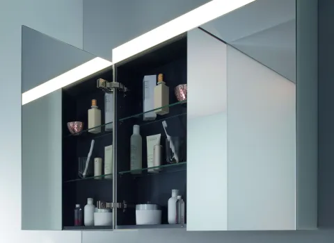 Offener Lichtspiegelschrank mit Innenverglasung und horizontaler Lichtsäule oberhalb der Spiegelfläche.