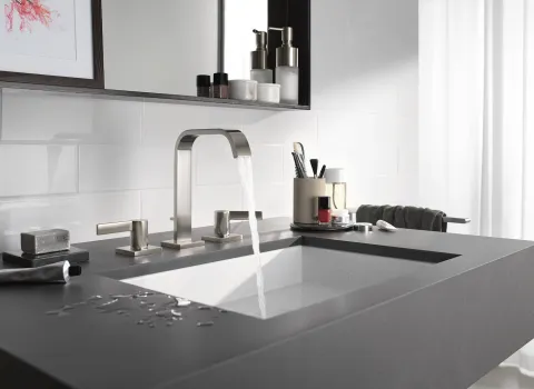 Waschtisch in Grau mit der IMO Armatur von Dornbracht sowie Deko