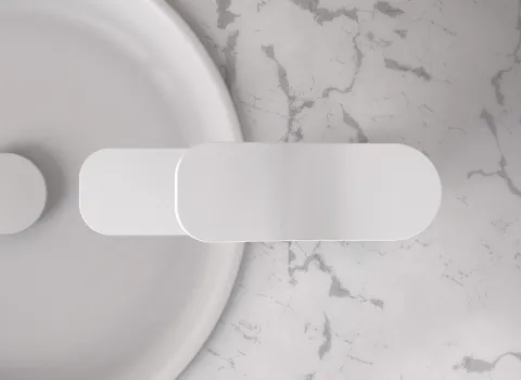 Eine Armatur der Serie Frattini FLÒ in matter Weißoptik ist auf einer eleganten Marmor-Waschplatte installiert.