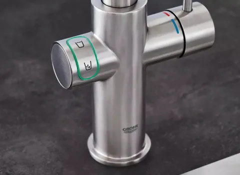 Detailaufnahme der Grohe Blue Home Armatur mit Bedienelement für stilles und gesprudeltes Wasser.