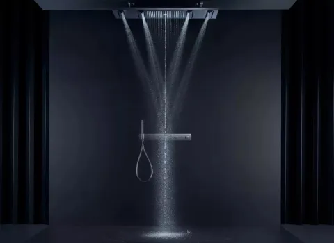 Dunkel inszenierte Axor ShowerHeaven Duschinstallation mit großformatiger Deckenbrause und mehreren gleichmäßig austretenden Wasserstrahlen.