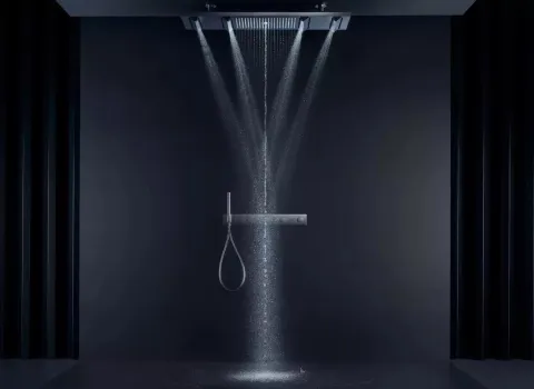 Dunkel inszenierte Axor ShowerHeaven Duschinstallation mit großformatiger Deckenbrause und mehreren gleichmäßig austretenden Wasserstrahlen.