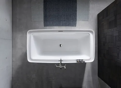 Freistehende Badewanne in modernem Designerbad.