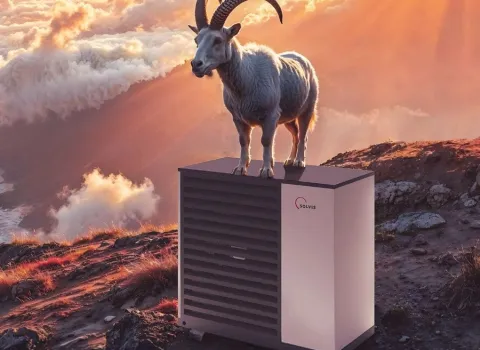Ein majestätischer Steinbock steht auf einer modernen Wärmepumpe auf einem Berggipfel, umgeben von dramatisch beleuchteten Wolken und Sonnenstrahlen.