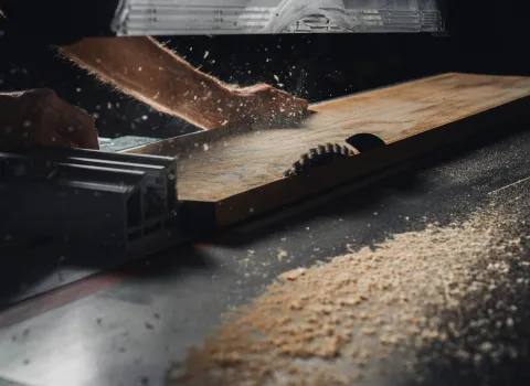 Handwerkliche Fertigung eines Möbelstücks von Duravit an der Kreissäge in der Werkstatt.