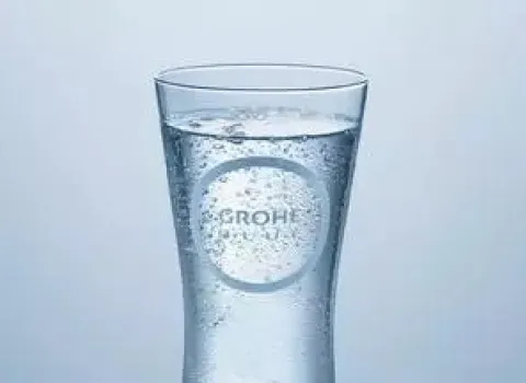 Medium gesprudeltes Wasser im Grohe Blue Glas mit feiner Kohlensäure.