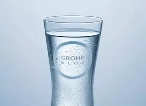 Stilles gefiltertes Trinkwasser im Grohe Blue Glas.