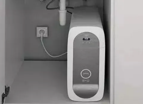 Kompaktes Trinkwassersystem unter der Küchenspüle zur Wasserfilterung und Kühlung.