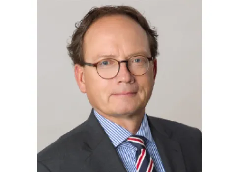 Kardiologe Dr. Nixdorff vor neutralen Hintergrund.