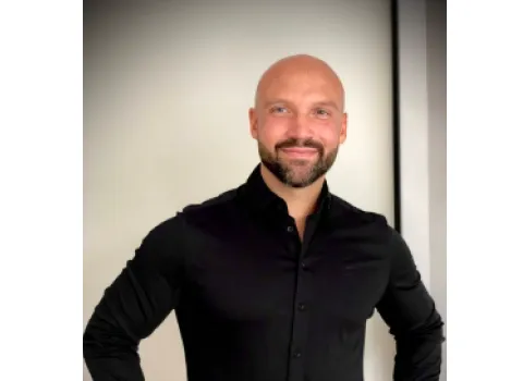 Osteopath Kevin Maglia im Büro.