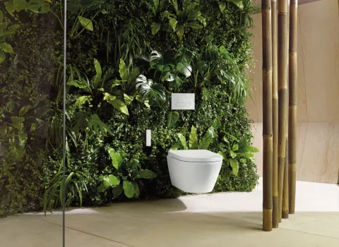 Modernes Dusch-WC Duravit SensoWash D-Neo im stilvollen Badezimmer mit Pflanzenwand.