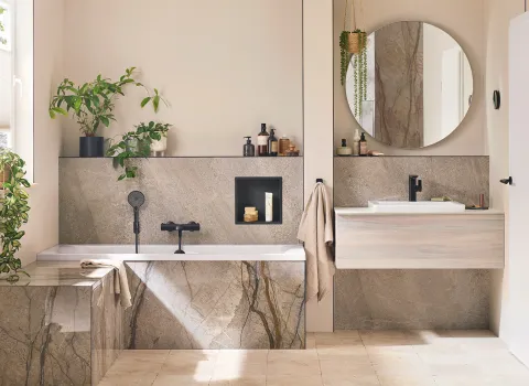 Verschiedene RenoDeco-Wandverkleidungen in einem Badezimmer, das in Erdtönen gehalten ist.