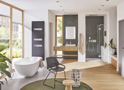 Großzügiges modernes Badezimmer mit offener, rahmenloser Dusche Aperto Pur von HSK und natürlicher Holzoptik.