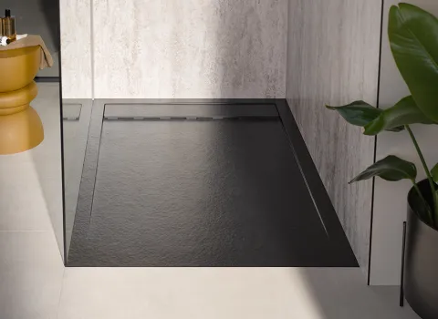 Bodengleiche Duschwanne Reta des Herstellers HSK aus Marmor-Polymer in schwarz mir Rinnenablauf.