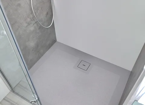 Bodengleiche Duschwanne Apunto des Herstellers HSK aus Marmor-Polymer mit Punktablauf und Anti-Slip-Beschichtung.