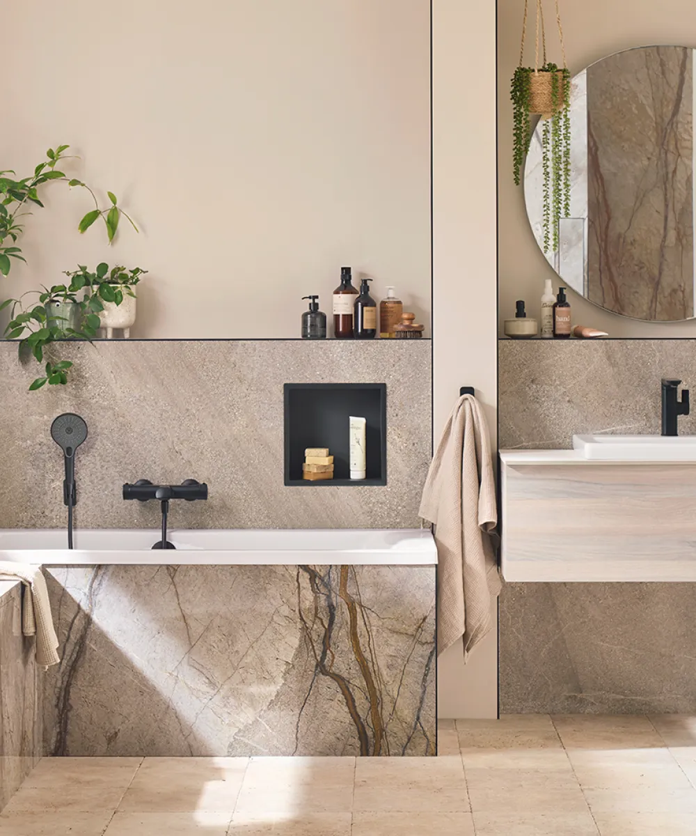 Verschiedene RenoDeco-Wandverkleidungen in einem Badezimmer, das in Erdtönen gehalten ist.