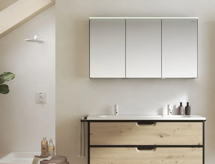 Moderner Badezimmer mit großem Spiegelschrank, Holzmöbeln und dekorativer Pflanze. Minimalistisches Design für eine entspannende Atmosphäre.