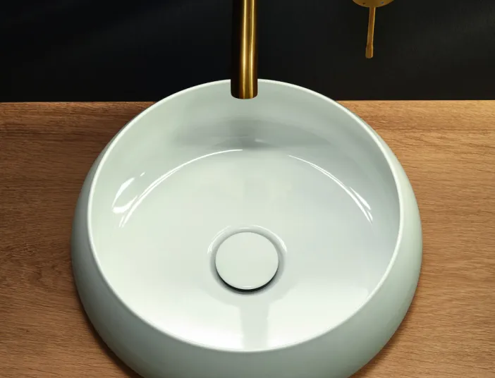 Waschtisch BetteCraft auf Naturholztisch mit goldener Armatur