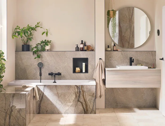 Verschiedene RenoDeco-Wandverkleidungen in einem Badezimmer, das in Erdtönen gehalten ist.