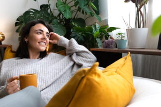 Frau_Waerme+Strom_Wohnzimmer_Couch_happy_1280x697