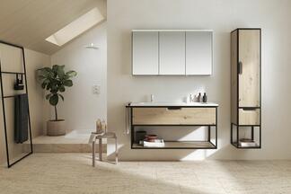 Dachbadezimmer mit Einrichtung der Serie vry von burgbad