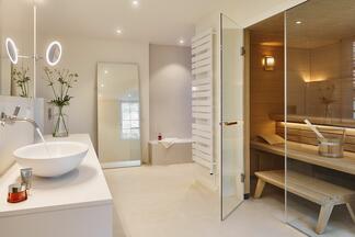 Helles Komplettbad mit integrierter Sauna