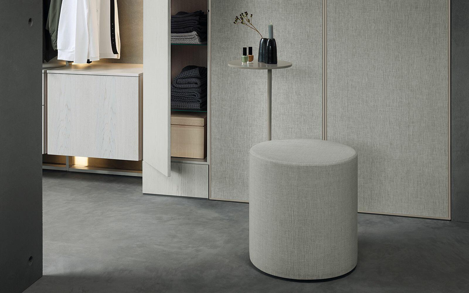 Schminkhocker und Hochschrank aus Funktionsstoff