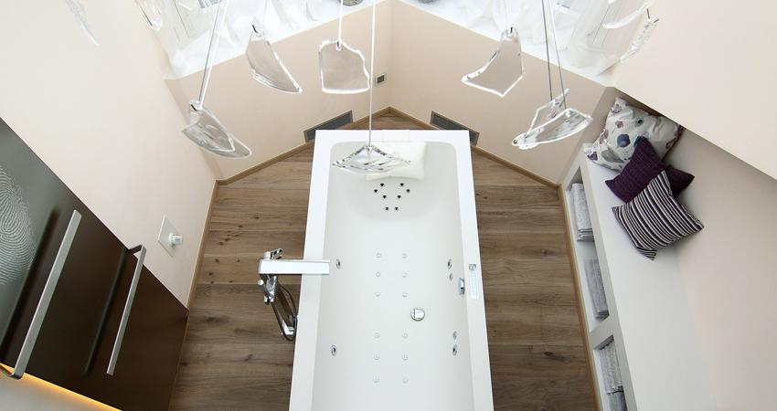 Bad - freistehende Wanne mit Whirltechnik