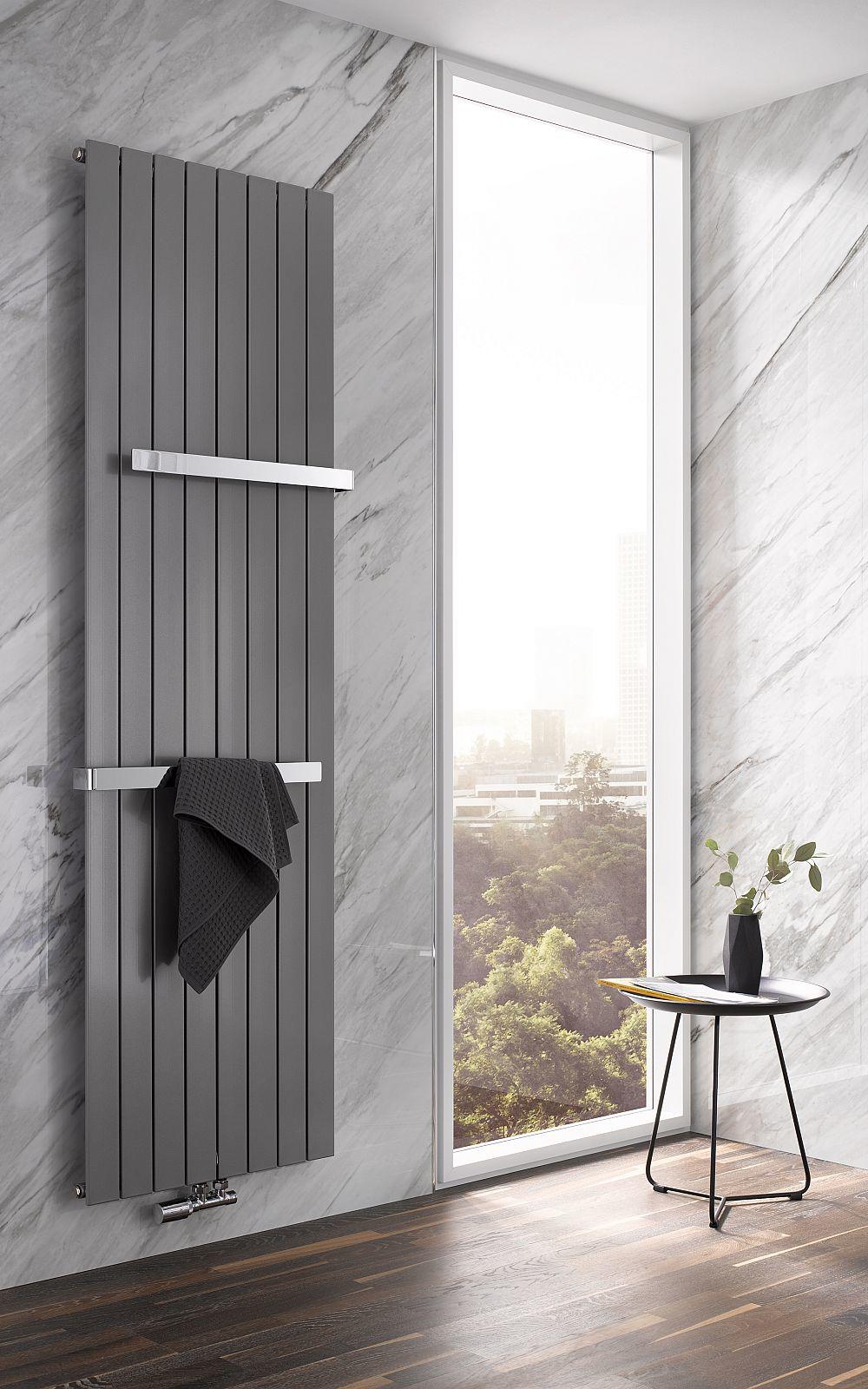 Bad mit Fensterblick und grauem Designheizkörper Alto von HSK