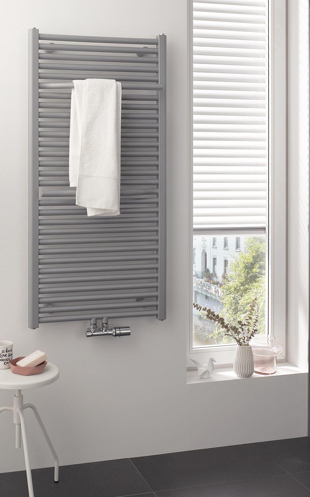 Dunkler HSK Line Plus Heizkörper in hellem Badezimmer