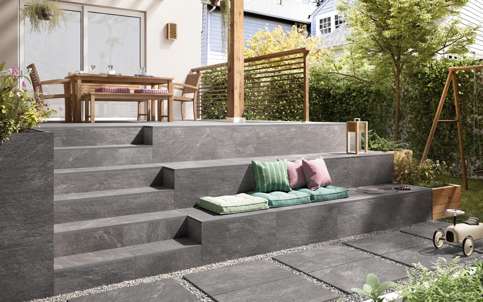Terrasse mit gefliester Sitztreppe