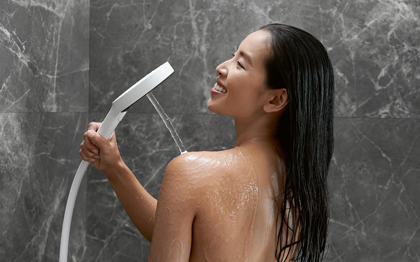 Frau beim Duschen mit Handbrause von Hansgrohe
