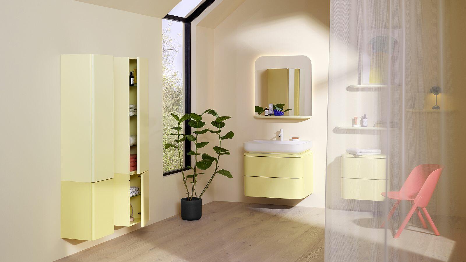 Helles Badezimmer mit gelben Badmöbeln der b:me Kollektion