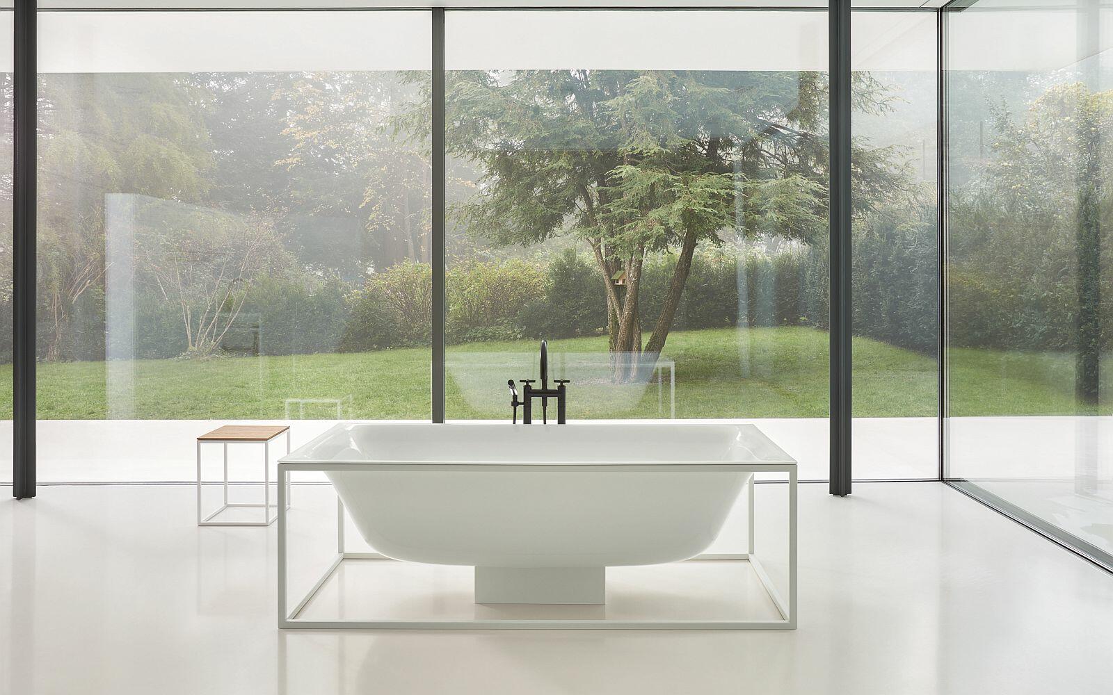 Badewanne BetteLux Shape mit weißen Stalhrahmen