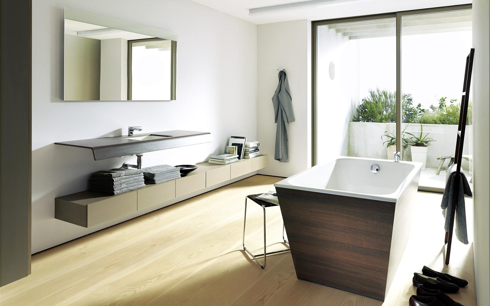 Gemütliches Badezimmer mit Holz