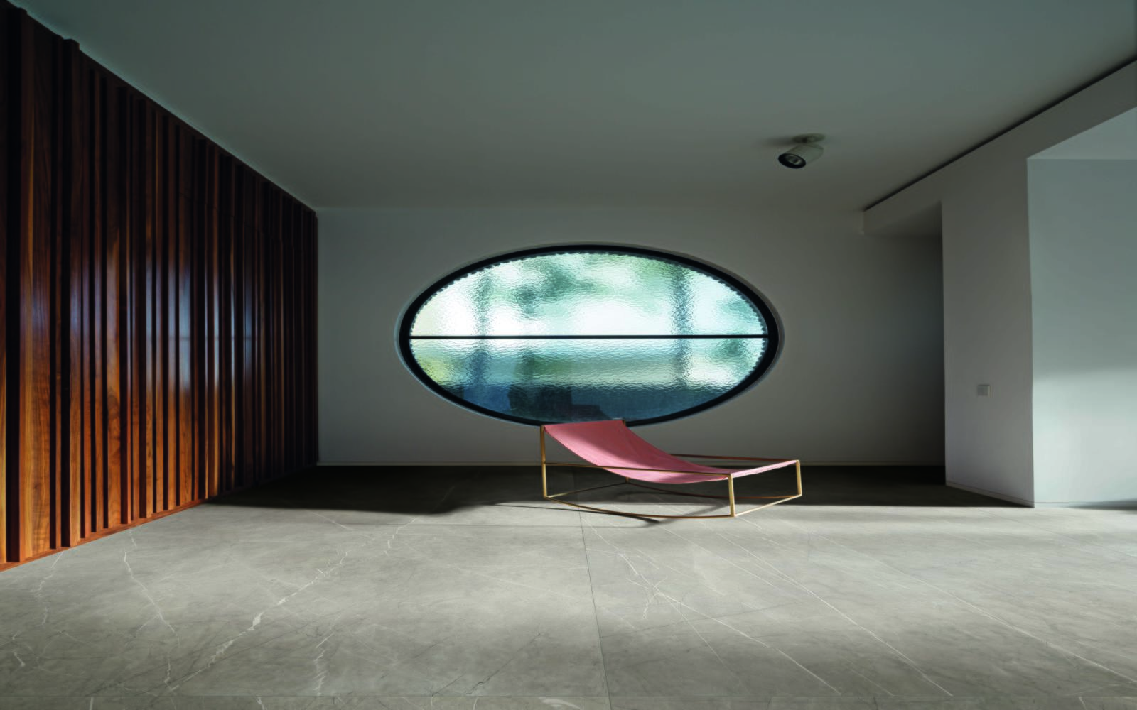 Große Empfangshalle mit XXL Bodenfliesen von Marazzi